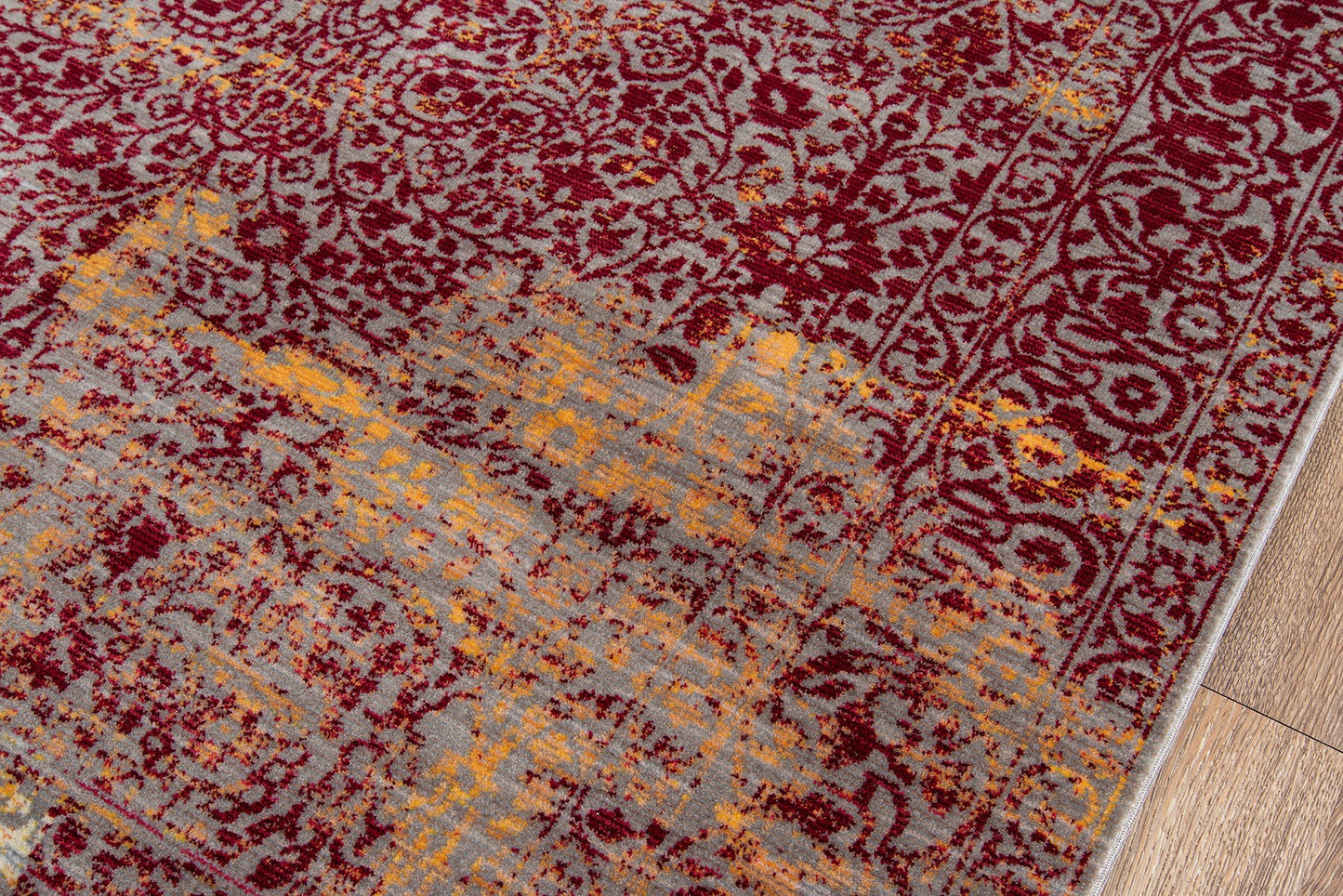 Momeni Petra PE-01 Red Traditional Machine Made Rug