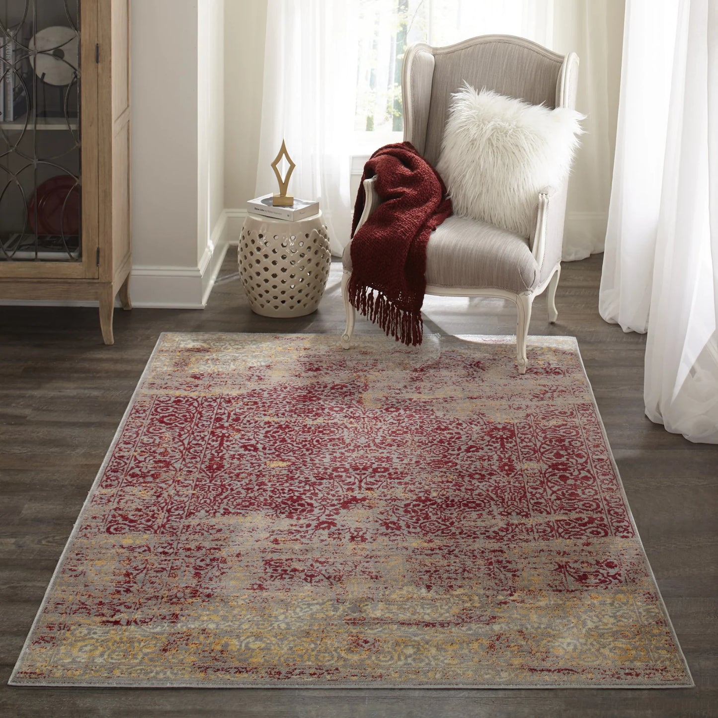 Momeni Petra PE-01 Red Traditional Machine Made Rug