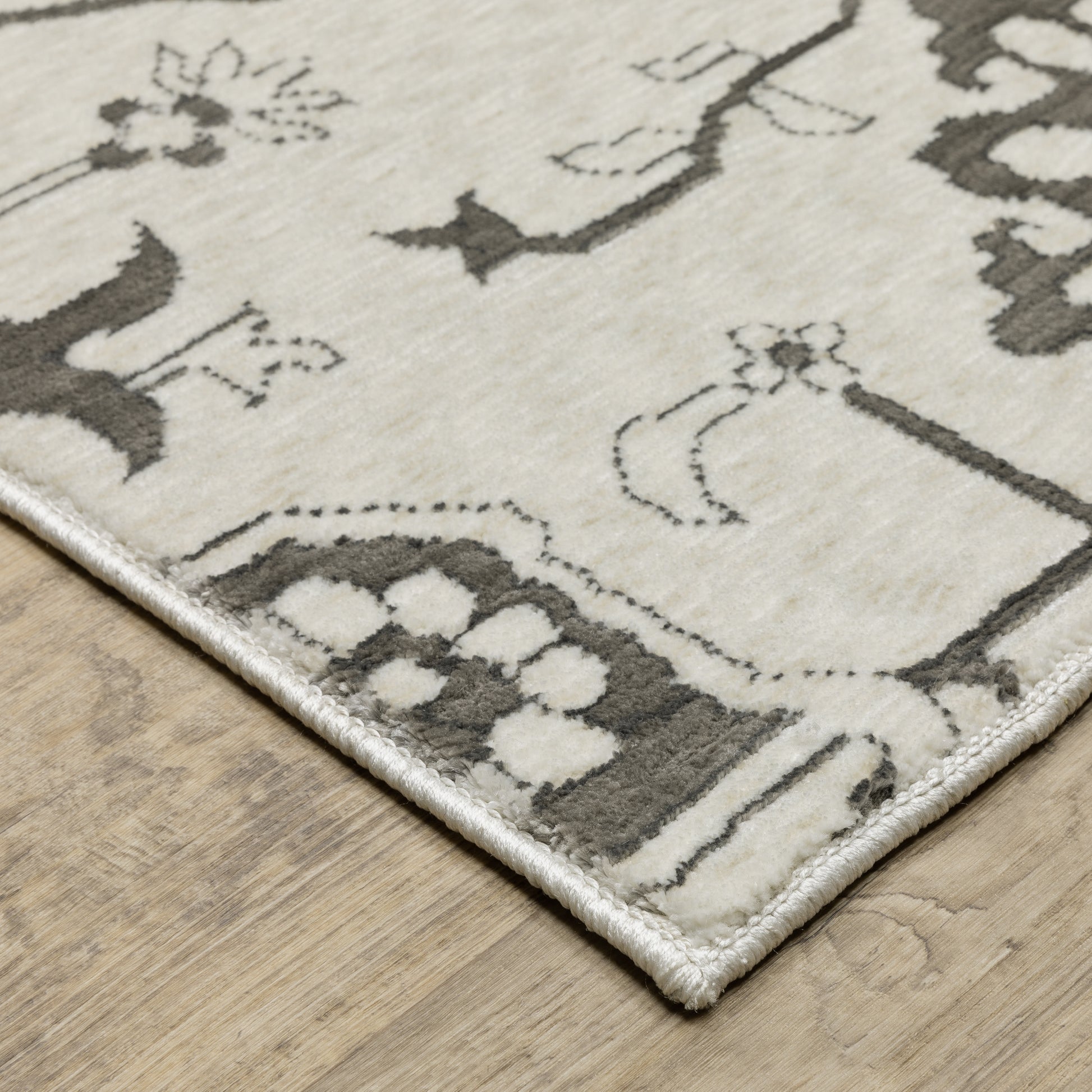 Oriental Weavers Intrigue INT08 Ivory Traditional Power-Loomed Rug