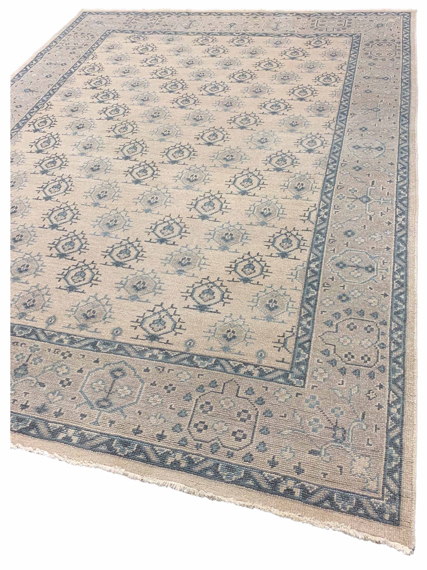 Artisan Uma  Ivory Grey Transitional Knotted Rug