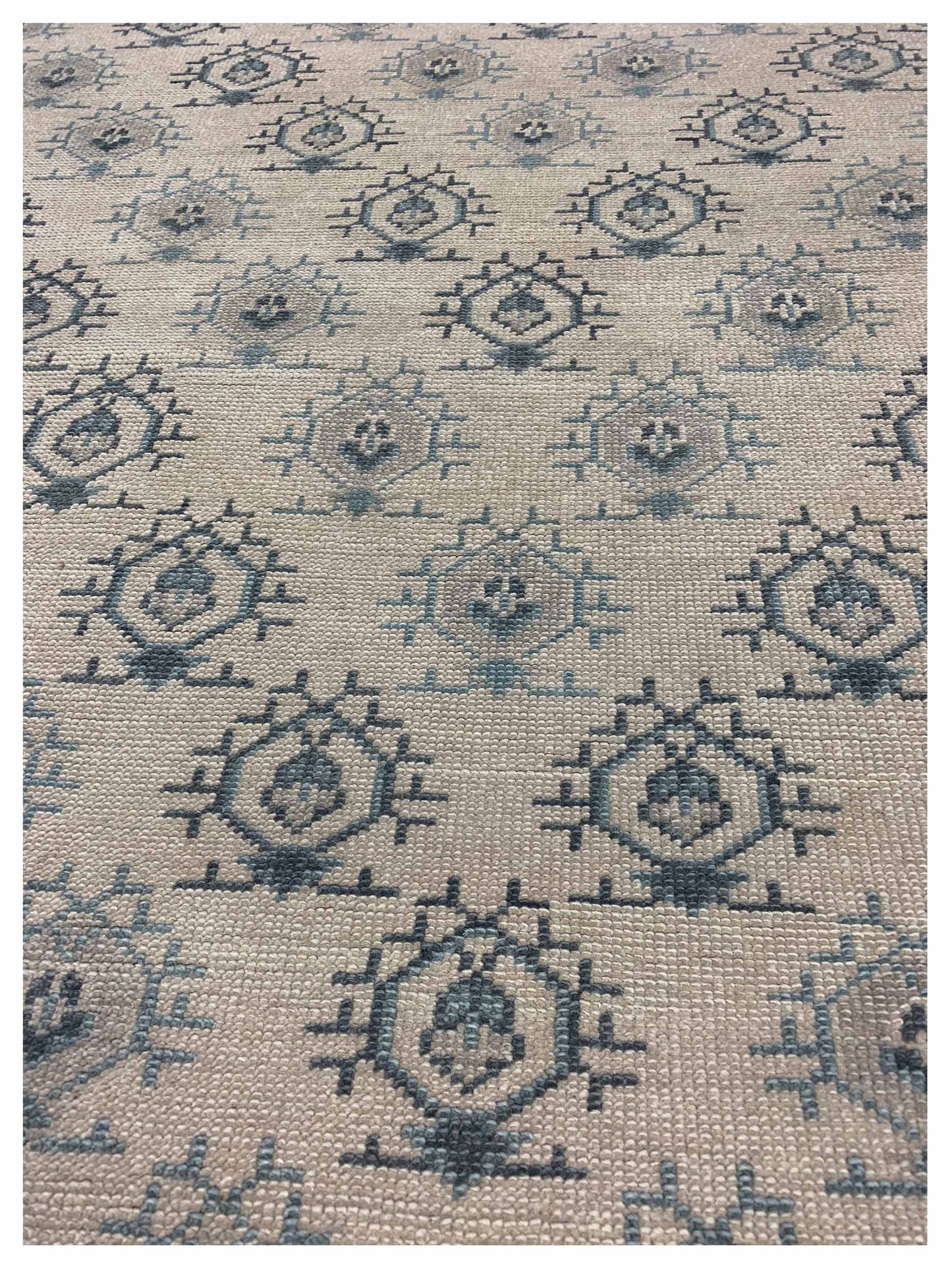 Artisan Uma  Ivory Grey Transitional Knotted Rug