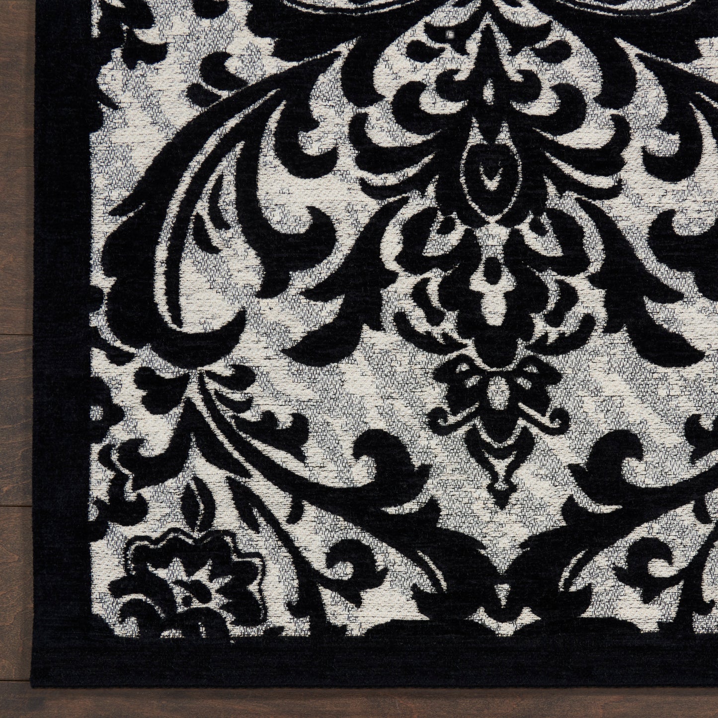 Nourison Home Damask DAS02 Black White  Traditional Machinemade Rug