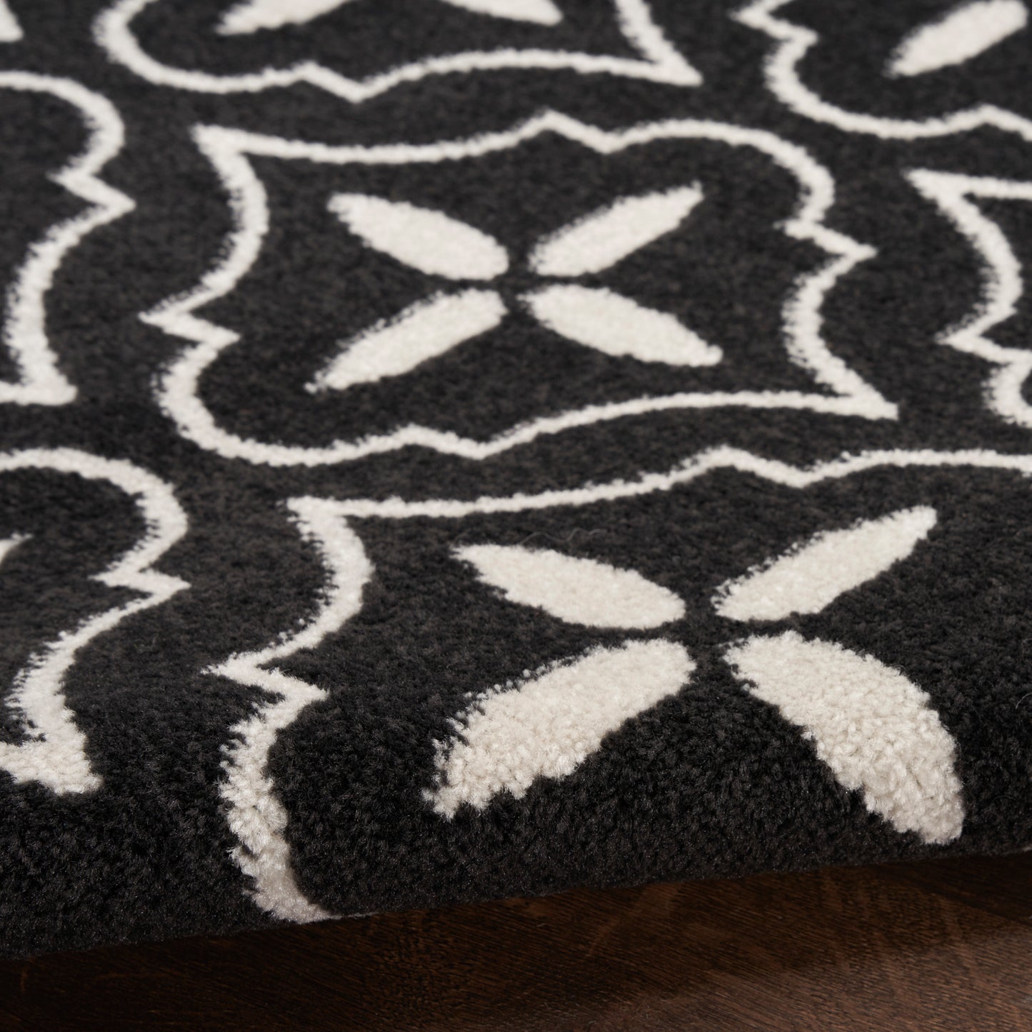 Nourison Home Nourison Essentials NRE04 Black Ivory  Contemporary Machinemade Rug